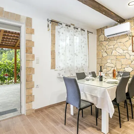 Hébergement de vacances Secluded House Kastel Stari, Kastela - 23384 Kaštel Stari