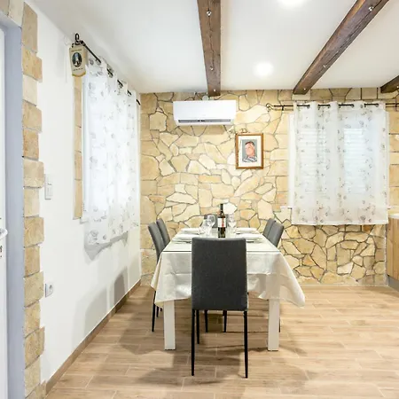 Holiday home Secluded House Kastel Stari, Kastela - 23384